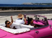 По Гаване они ездят исключительно в  розовом кабриолете