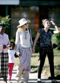 Мадонна посещала вместе с дочкой Малави в 2010 году