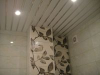 Подвесные потолки в ванную2