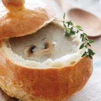 грибной суп в хлебе