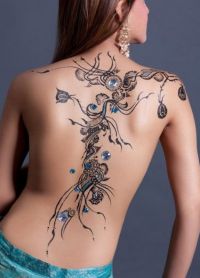 татуировки на спине женские 3