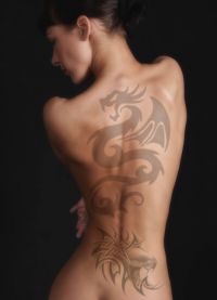 татуировки на спине женские 8