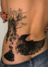 татуировки на спине женские 9