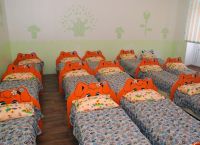 Оформление спальни в детском саду 6