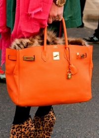 С чем носить оранжевую сумку 7