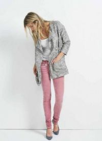 с чем носить розовые джинсы 8