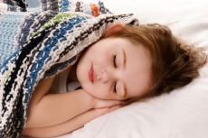 как научить ребенка спать в своей кроватке