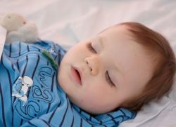 как приучить ребенка спать в кроватке