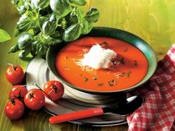 томатный суп с базиликом и маслинами