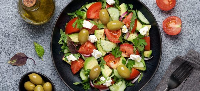 греческий салат с авокадо