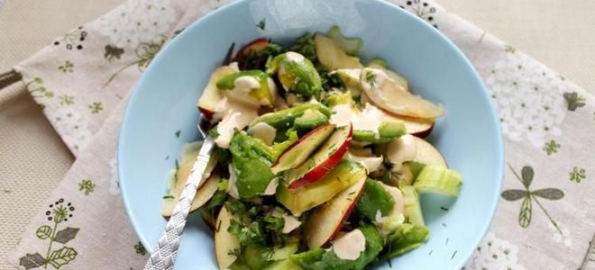 салат с сельдереем и авокадо