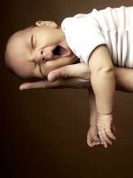 Почему новорожденный чихает?