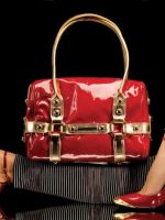С чем носить красную сумку?